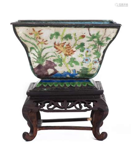 Bol carré à ogives en émail de Chine à décor floral sur fond blanc, intérieur [...]