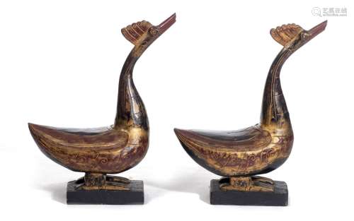 Paire de gallinacés en bois polychrome. H. 78x50x17 cm Condition: petits manques - [...]