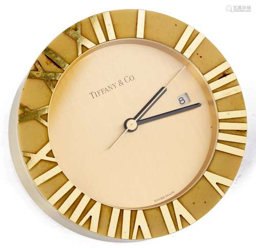 Tiffany & Co, pendulette en métal doré, mvt quartz, guichet de date à 3h, lunette [...]