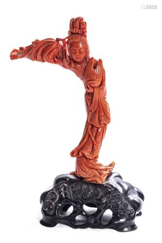 Statuettes en corail d'une jeune femme tenant une flûte. Chine XXe. H. 12.5 [...]