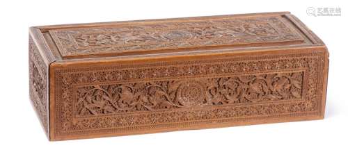 Plumier écritoire indo-anglais en bois sculpté, époque coloniale, XIXe. H. [...]