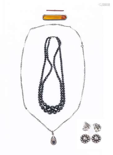 Lot de bijoux fantaisie période Art Deco comprenant un collier en perles facettées [...]