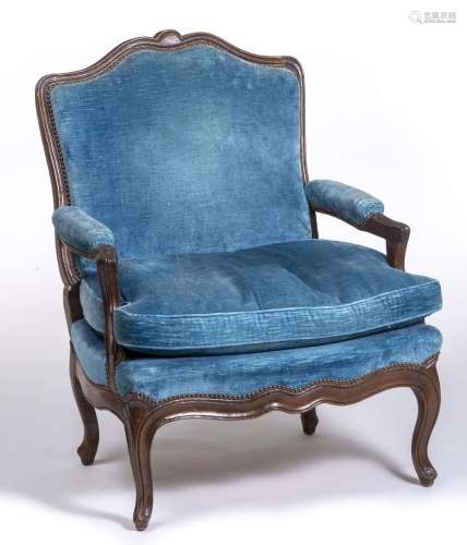 Fauteuil bergère de style Louis XV, en chêne teinté recouvert de velours bleu. H. [...]