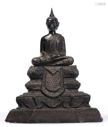 Bouddha Birman Shakyamuni en feuille d'argent repoussé et ciselé assis en [...]