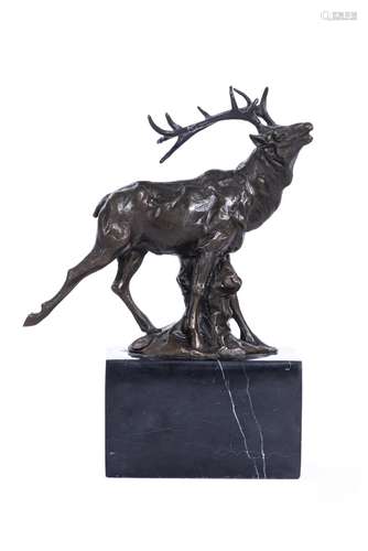 Milo Martin (1893-1970), Cerf en bronze sur un socle en marbre noir. Cachet : 