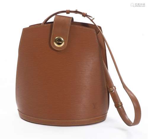 Sac Louis Vuitton modèle Cluny en cuir épi brun, intérieur en suédine grise avec [...]