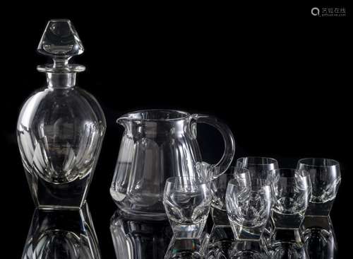 Baccarat, une carafe à alcool en cristal. H. 25.5 cm On y joint : - 6 verres H. 7 [...]