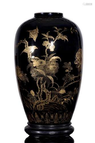 Grand vase en porcelaine de Chine à couverte noir miroir à rehauts d'or [...]