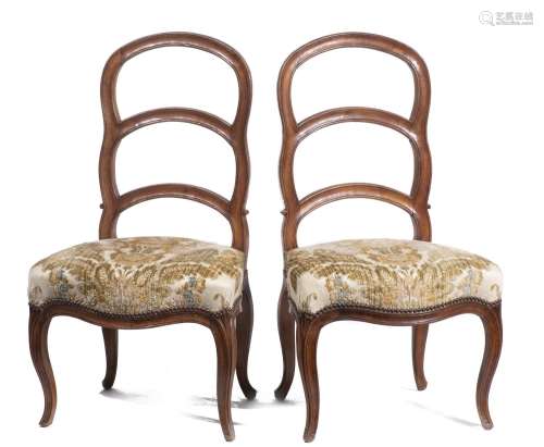 Paire de chaises en noyer Louis XV bernoises recouvertes de tissu à fleurs, dossier [...]