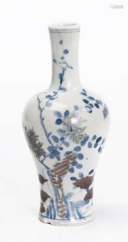 Petit vase Qianlong blanc à décor floral, et 6 caractères sous sa base. H. 13 cm & [...]