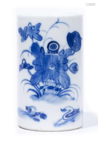 Porte-pinceau en porcelaine de Chine à décor en bleu et blanc sous couverte de [...]