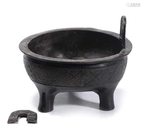 Ding chinois tripode en bronze à patine noire de style Song à décor sur la panse [...]