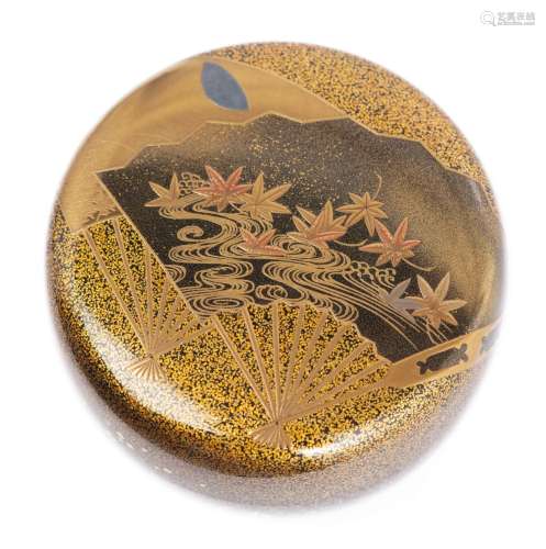 Boîte en laque de diverses couleurs du Japon à décor d'éventails et feuilles [...]