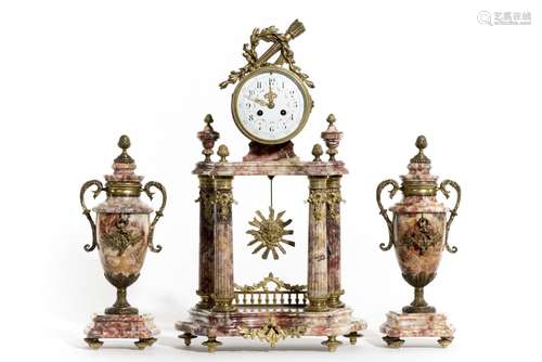 Pendule portique en marbre rose et bronze doré, quatre colonnes soutiennent un [...]