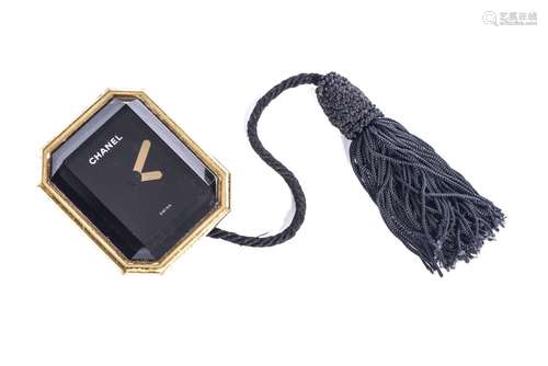 Chanel, pendulette et réveil en métal doré, modèle Première avec son pompon [...]