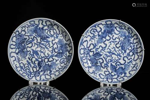 Paire de coupes en porcelaine de Chine à décor en bleu et blanc de 4 chiens de Fo [...]