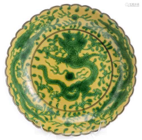 Assiette en porcelaine de Chine à décor bichrome d'un dragon vert incisé sur fond [...]