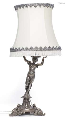 Pied de lampe représentant une femme en cuirasse reposant sur un piédestal composé [...]