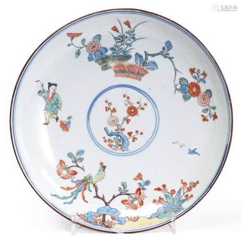 Assiette en porcelaine de Chine dans le style Kakiémon à décor intérieur de [...]