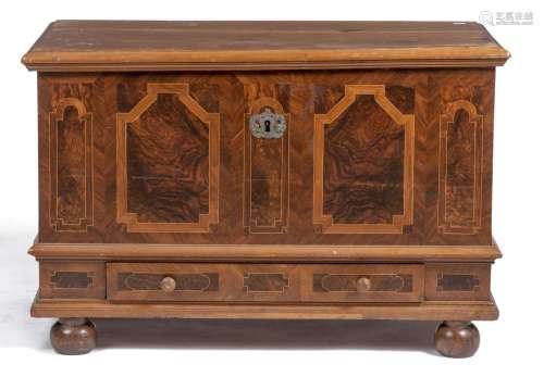 Coffre en bois peint Vieux-Suisse à 2 tiroirs dans le bandeau. H. 63x98x55 cm. - - [...]