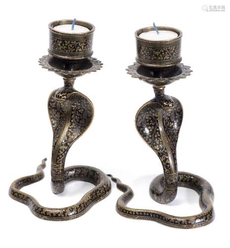 Paire de bougeoirs en forme de cobras dressés en bronze doré à décor de feuillage [...]