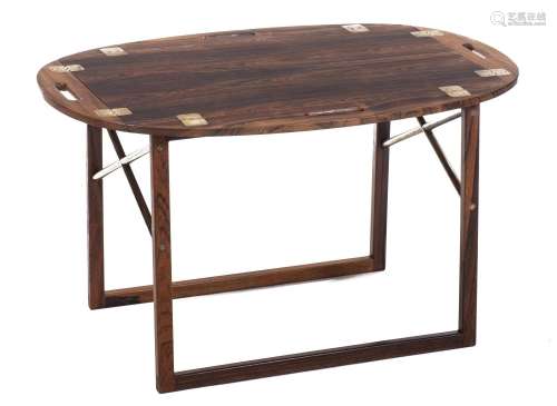 Petite table de marine en teck Made in Danemark. H. 50.5x88.5x61 cm. - - [...]