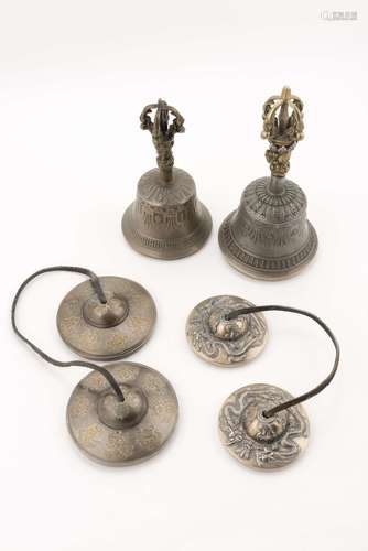 2 cloches et 2 gongs à main du Tibet. H. 19 - 16 - Diam. 7.2 & 8.8 cm. - - Arts [...]