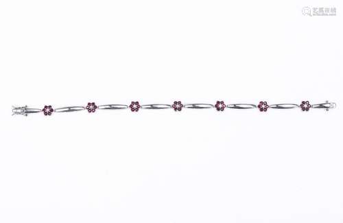 Bracelet en argent .925 avec 7 motifs de fleurs avec rubis et saphirs blancs: 2.11 [...]