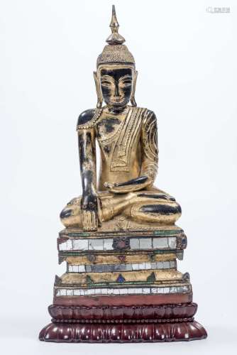 Bouddha birman en bois laqué doré assis en Diana mudra avec incrustations en petits [...]