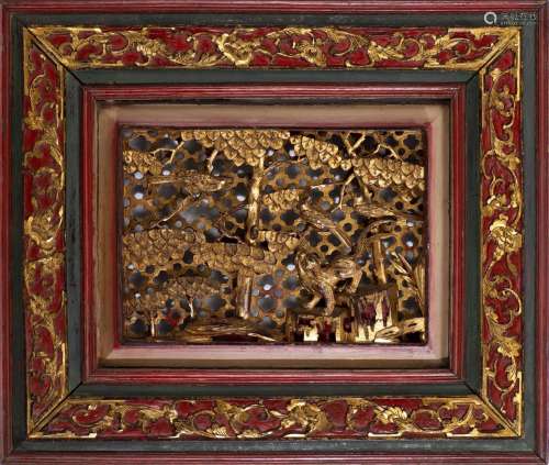 Plaque en bois de Ningbo ajouré et laqué rouge et or, à décors d'oiseaux et Kilin [...]