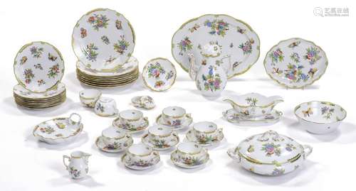 Dîner en porcelaine de Herend Hungary à décor de fleurs et papillons - 8 assiettes [...]