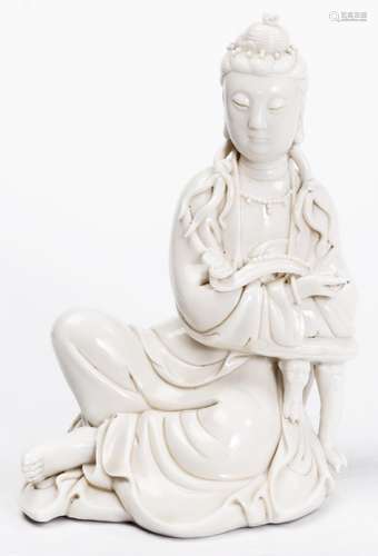 Guanyin blanc de Chine, qui tient un ruyi dans sa main droite et repose son coude [...]