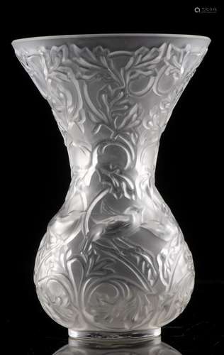 Lalique France, petit vase en verre mat et brillant à décor d'oiseaux dans des [...]