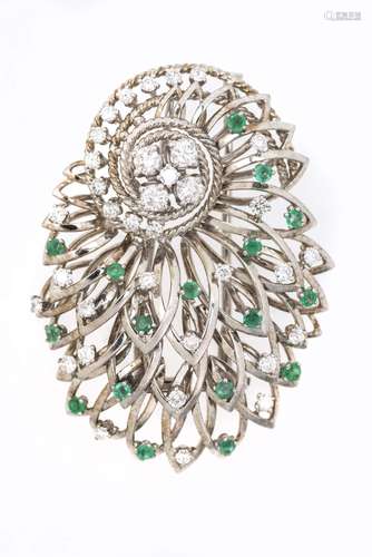 Broche en platine .950 avec 4 diamants de 0.15 ct chacun 31 diamants de taille [...]