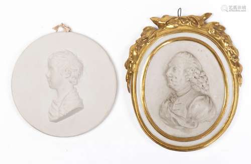 Deux médaillons en porcelaine allemande : - portrait avec dorure de Petrus Camper [...]