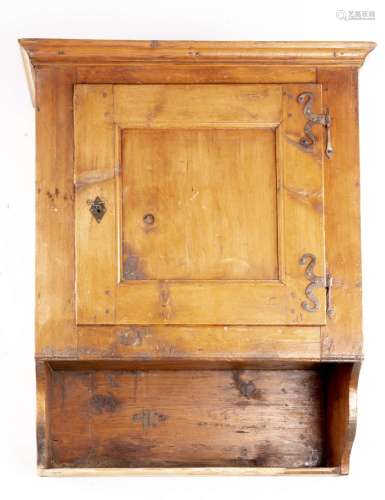 Dressoir en pin à 1 porte et 2 tablettes intérieures. H. 90x67.5x38 cm. - - [...]