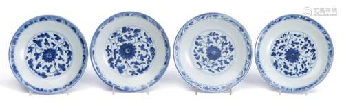 Quatre assiettes en porcelaine de Chine à décor en bleu et blanc sous couverte. 1 [...]