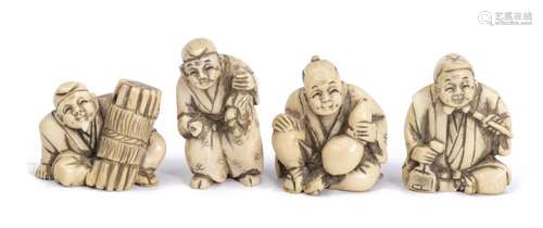 Quatre netsuke en ivoire du Japon signés sous la base. - un homme accroupi tenant un [...]