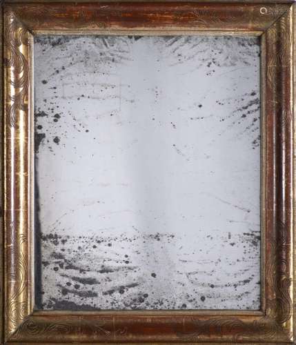 Miroir rectangulaire à décor gravé de rinceaux. H. 49x42 cm Condition: Dorure [...]