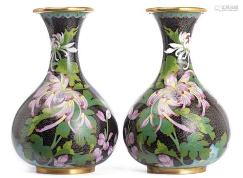 Paire de vases en cloisonné de Chine à décor floral sur champ noir. H. 28.5 cm - [...]