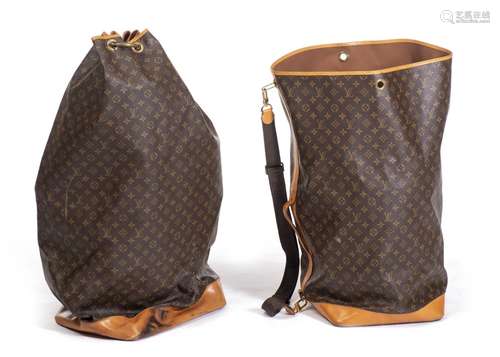 Louis Vuitton, deux sacs marins. - 1 (NO 1900) en toile monogrammée et cuir naturel, [...]