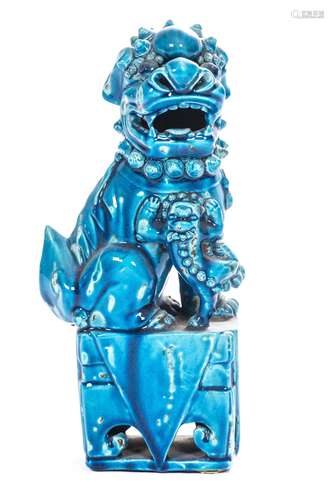 Shishi femelle en porcelaine de Chine à glaçure turquoise sur un socle [...]