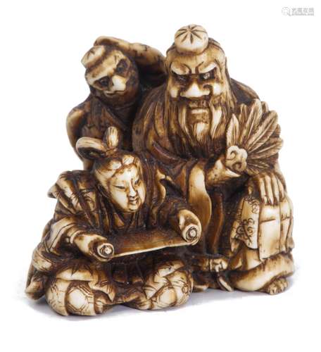 Netsuke en ivoire du Japon, représentant un groupe de deux hommes et d'un [...]