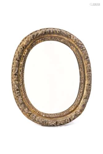 Miroir ovale ancien à cadre en bois sculpté doré. H. 52.5x45 cm. Condition: [...]