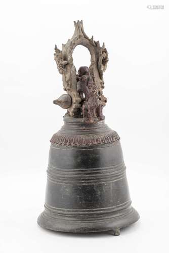 Cloche en bronze de Thaïlande de style Bangkok, anse à décor de chiens de Fo, [...]