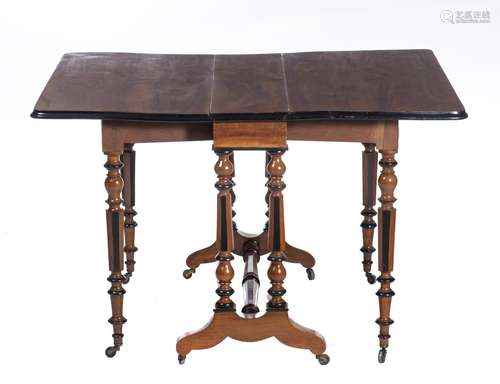 Pembroke table en noyer, six pieds à roulettes, à alternance de bois naturel et [...]