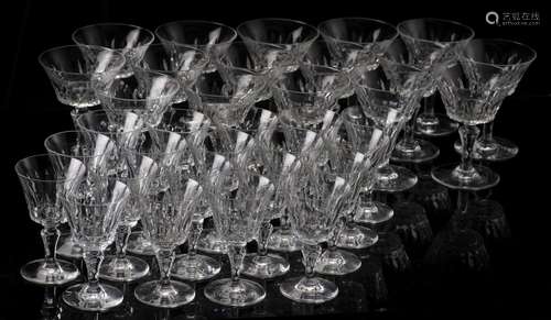 Ensemble de verres en cristal taillé de Baccarat comprenant: - 13 grandes coupes H. [...]