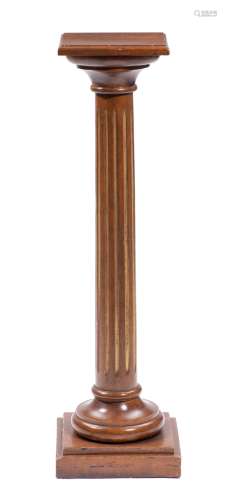 Sellette en forme de colonne ionique en bois à plateau carré. H. 113.5x28x28 cm. - [...]