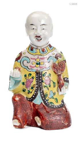 Statuette en porcelaine de Chine à décor en famille rose d'un enfant agenouillé et [...]