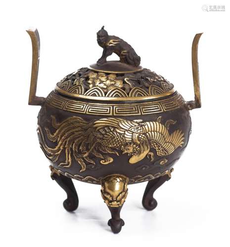 Brûle-parfum tripode de Chine en bronze à patine brune, décoré d'un dragon et [...]